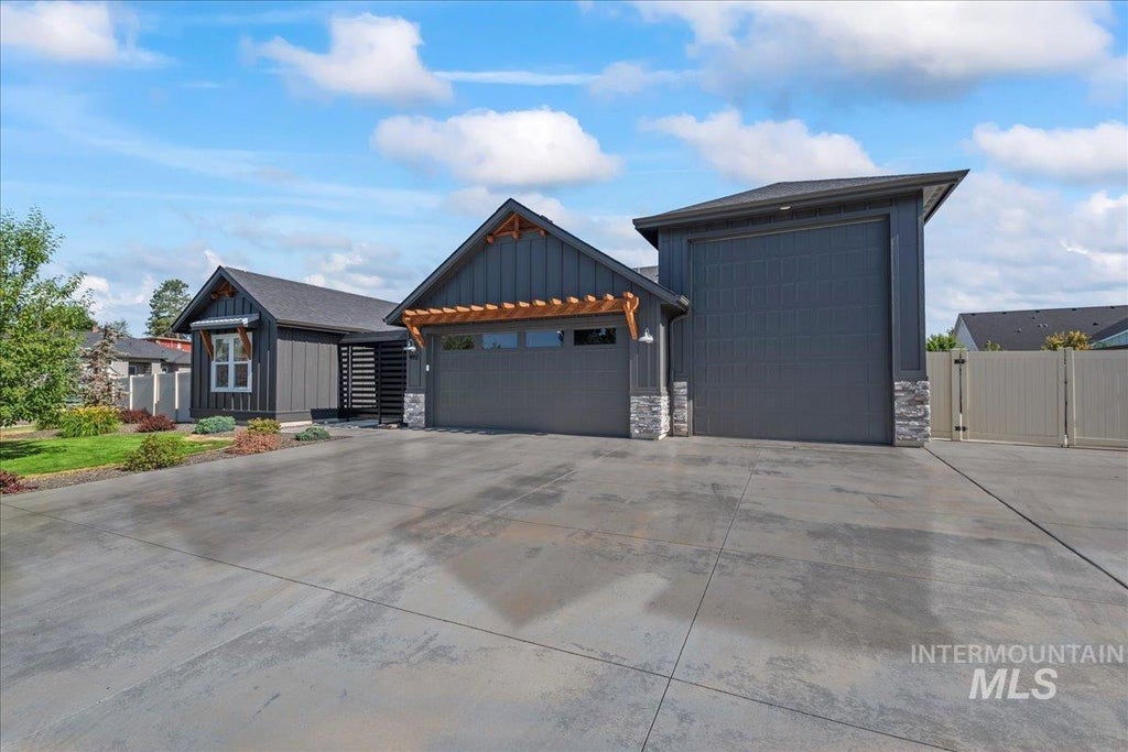 492 Applecreek St, Middleton