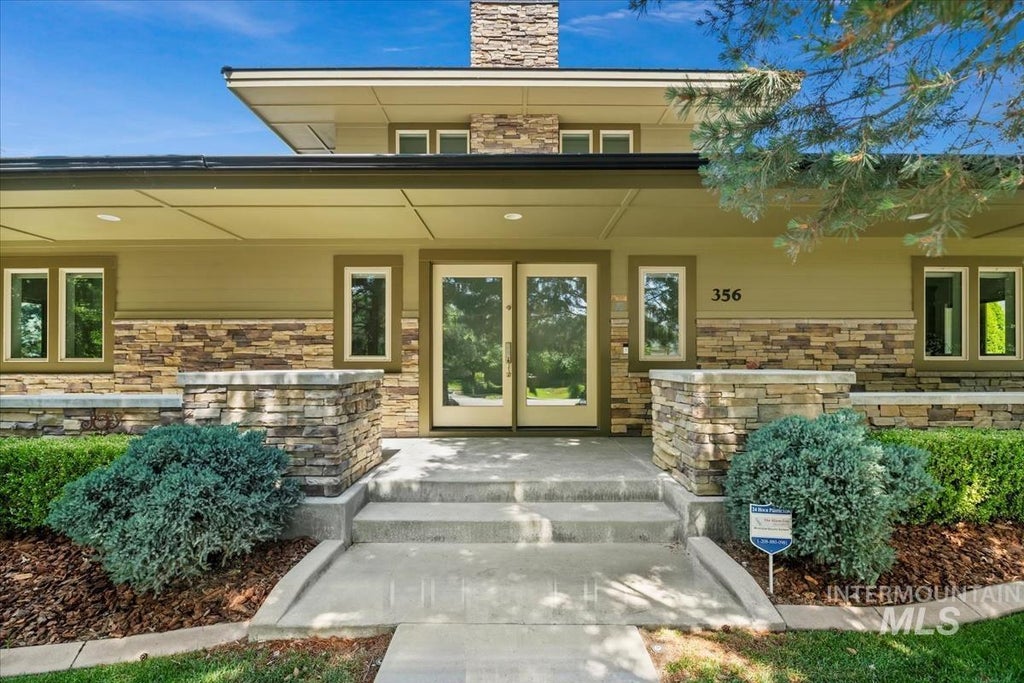 356 E Lake Briar Lane, Eagle